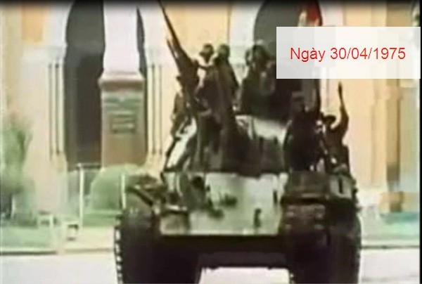 Đúng 11 giờ 30 phút ngày 30-4-1975 quân giải phóng tiến vào dinh Độc Lập của chính quyền Sài Gòn trước sự reo hò của đông đảo người dân Sài Gòn